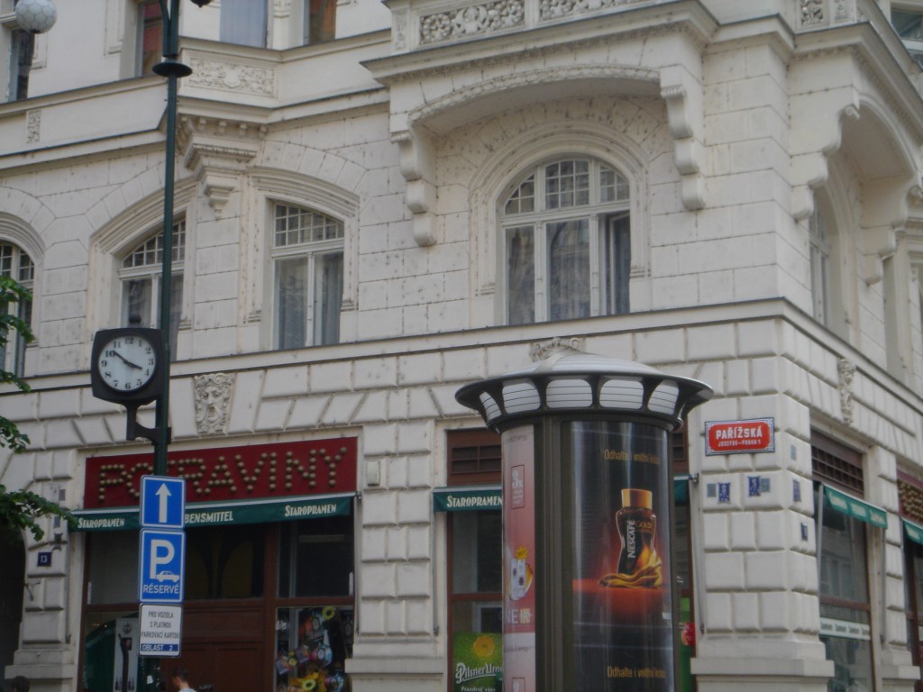 Public clock on Pařížská